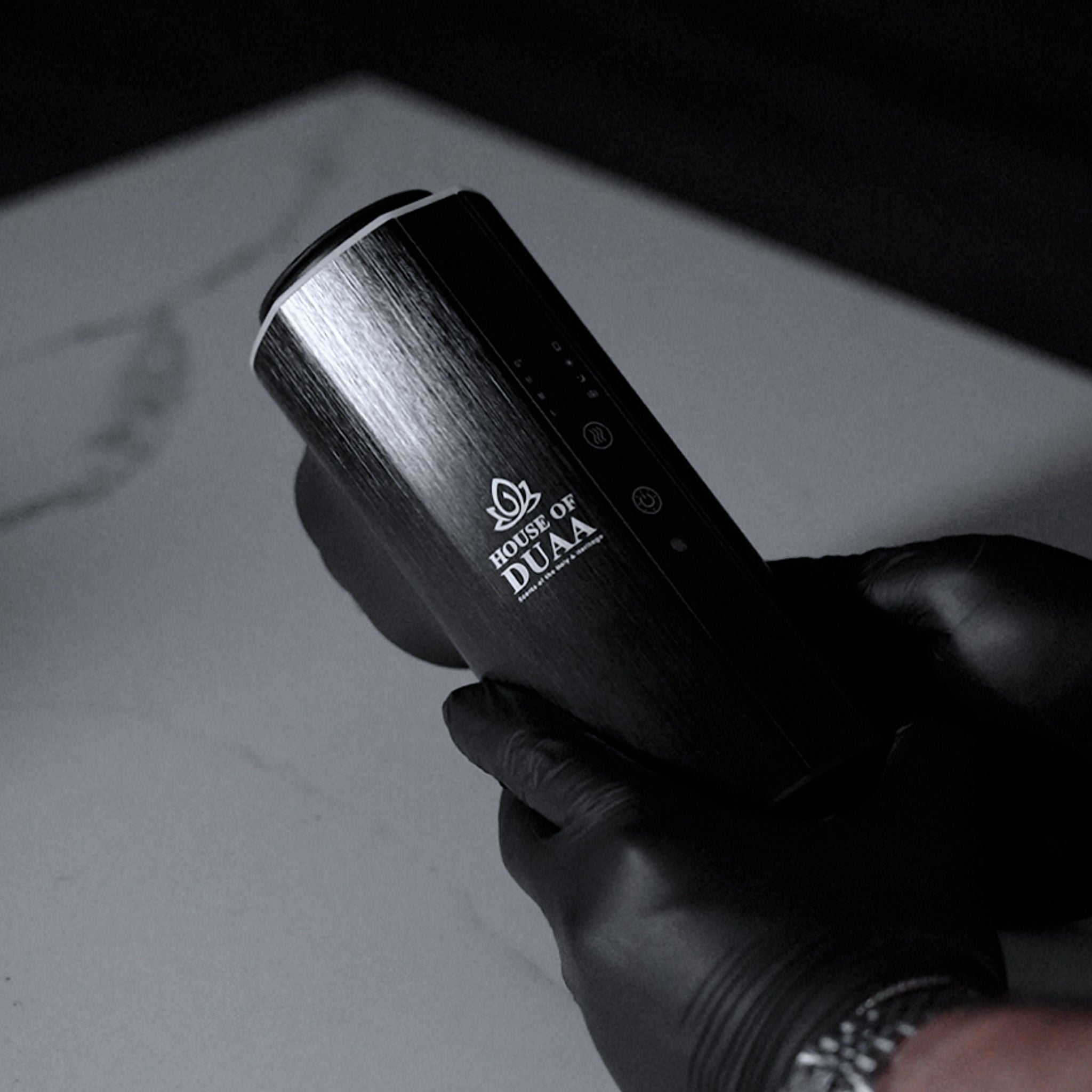 The Véra Glow Plug-In Smart Scent Diffuser Black - House of Duaa