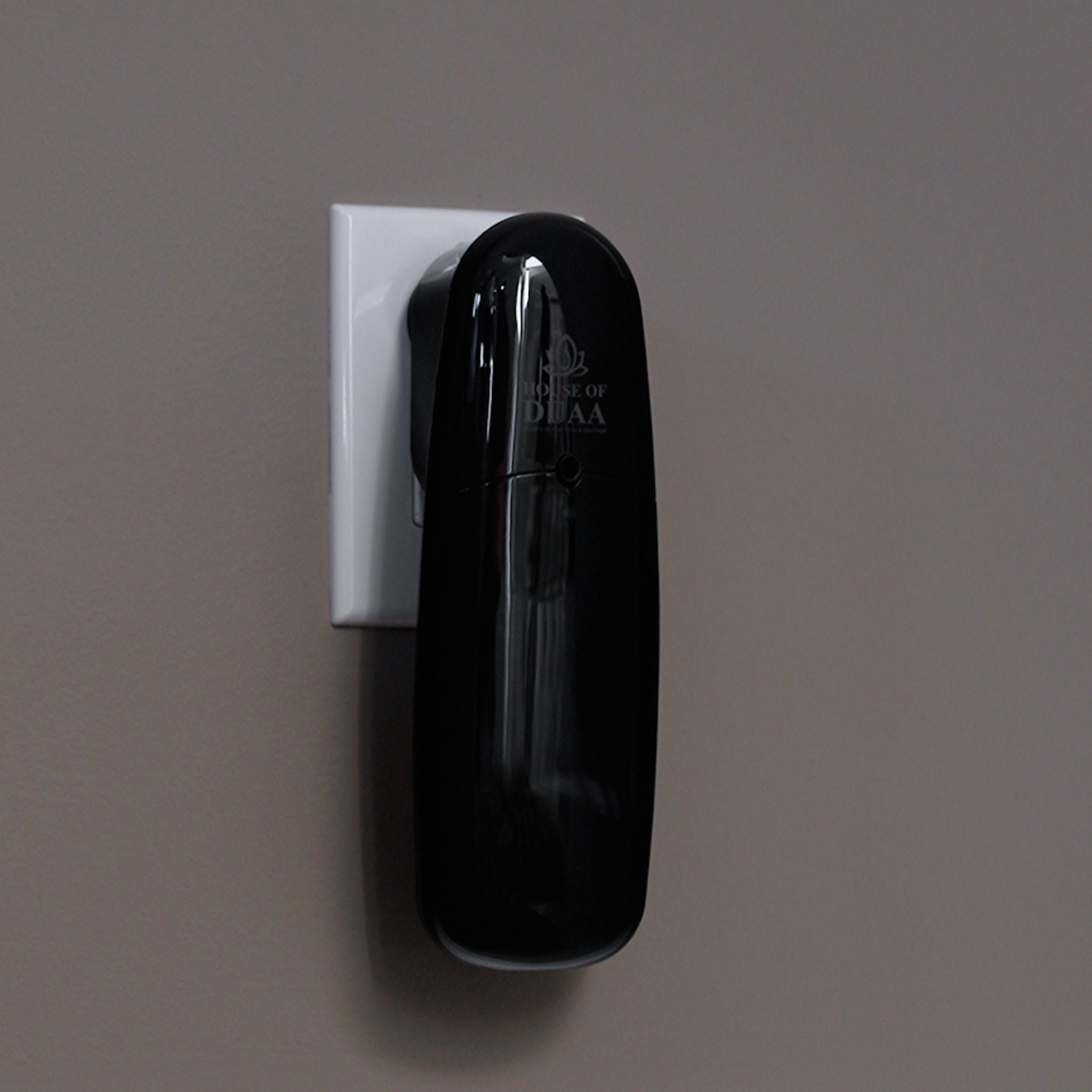 Véra Plug-In Smart Scent Diffuser Black - House of Duaa